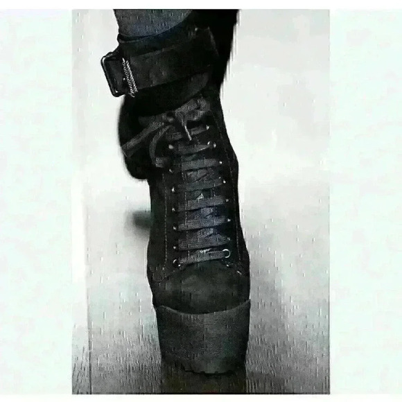 Burberry Womens Size 8 Fall Of 2009 Vogue Runway Ankle Lace Up Strap Up Boots - Picture 2 of 9